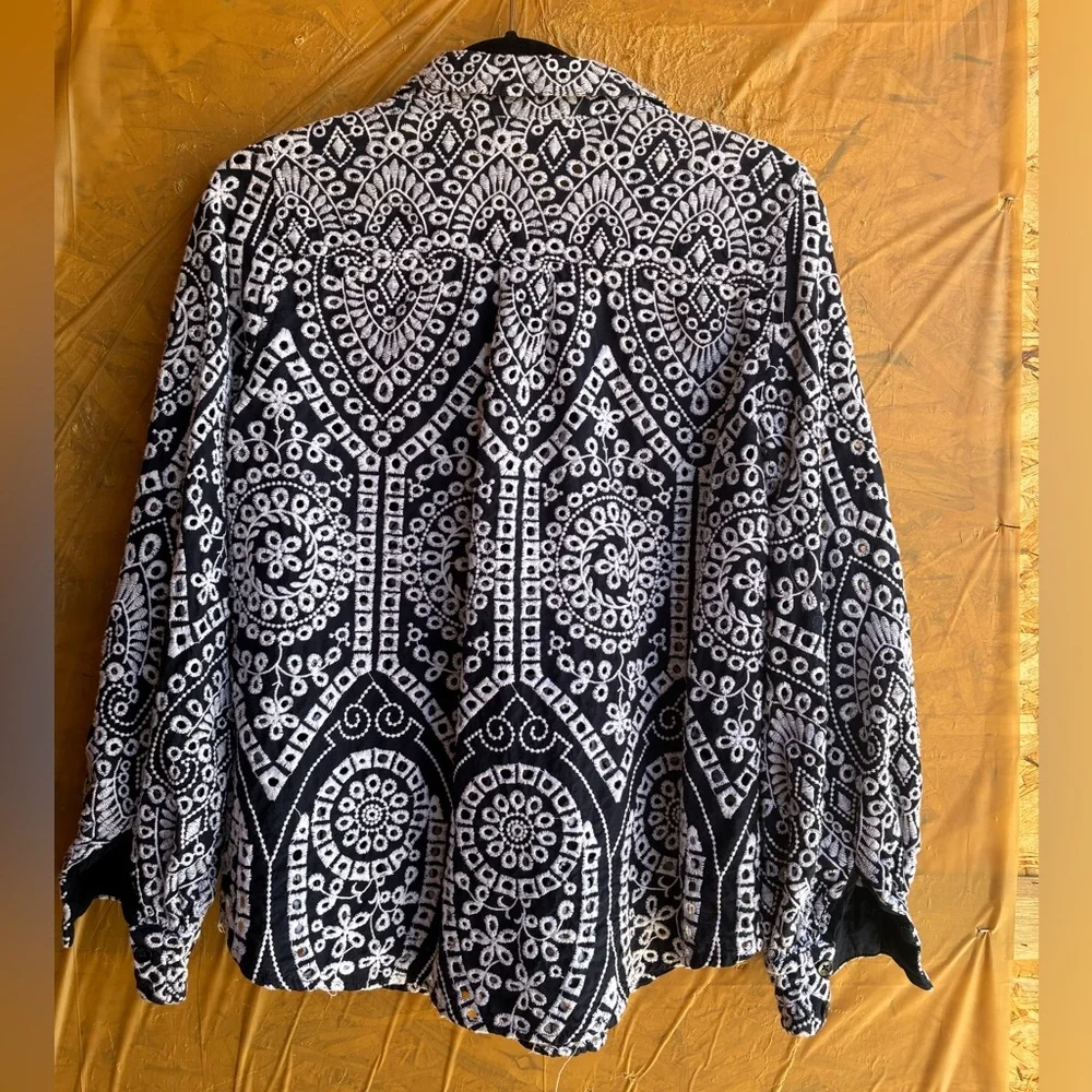 Chico's Eyelet Billow Button Down Long Sleeve Shirt
Size 8 - Picture 8 of 10